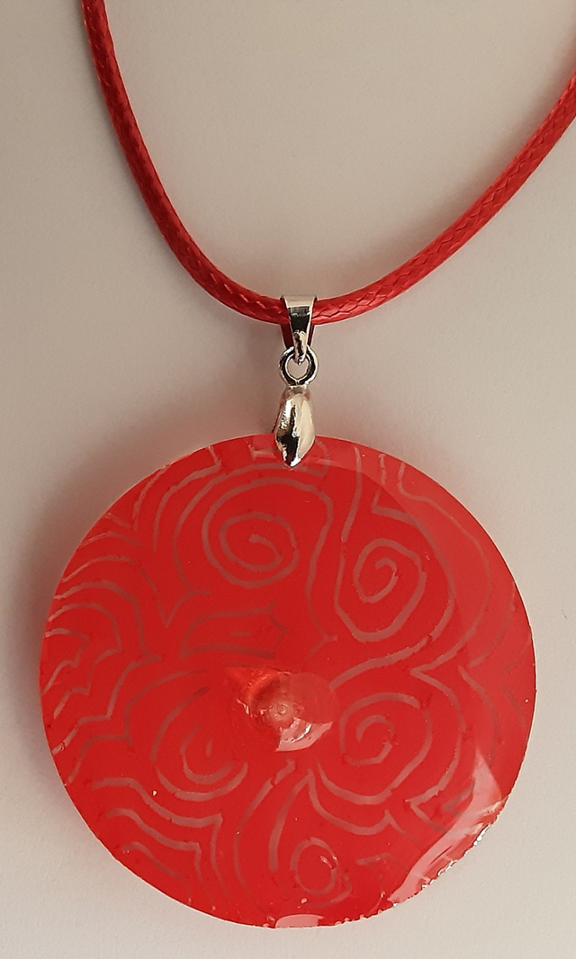 Pendentif rond collection Arabesque rouge ajouré de transparent