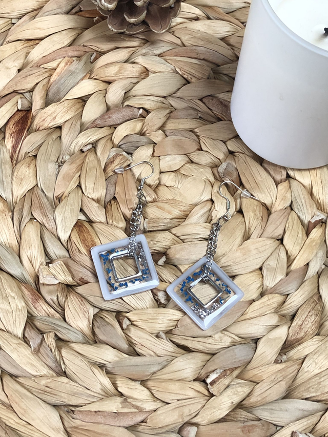 Boucles d'oreilles Masha - carré ajouré et fleurs bleues