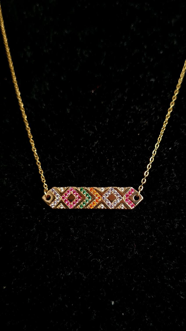 Collier en acier inoxydable doré +  plaquette centrale avec strass colorés