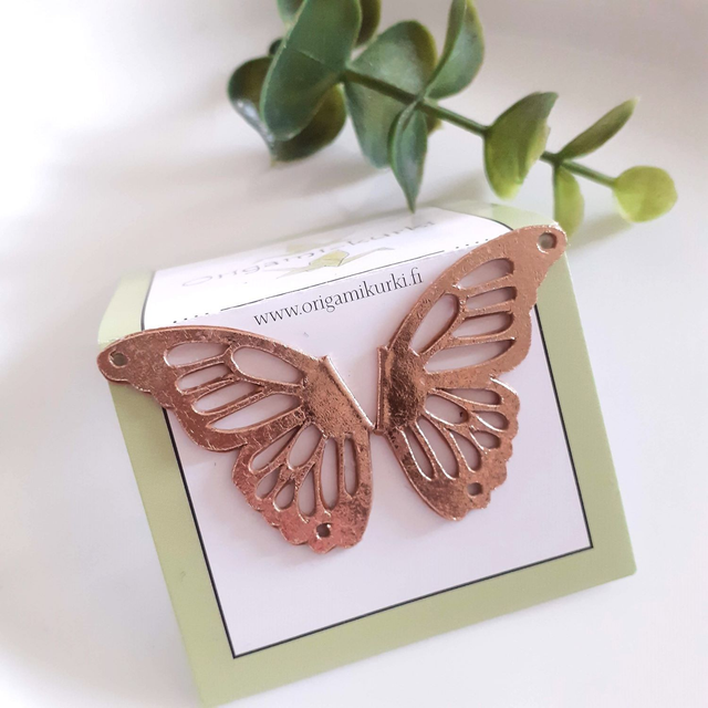 Perhonen, pieni nappi (ruusukulta).  