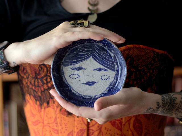 Coupelle soleil blanche et bleue en raku