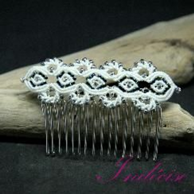 Peigne de cheveux decoratif blanc et perles bleu