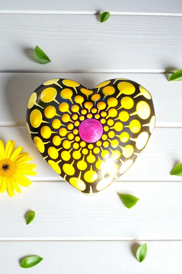 Petit coeur mandala en pointillisme fuchsia métallisé, orange et jaune, méditation ou décoration, pierre de relaxation