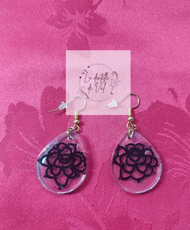 Boucles d'oreilles noires dans goutte transparente. Code 7
