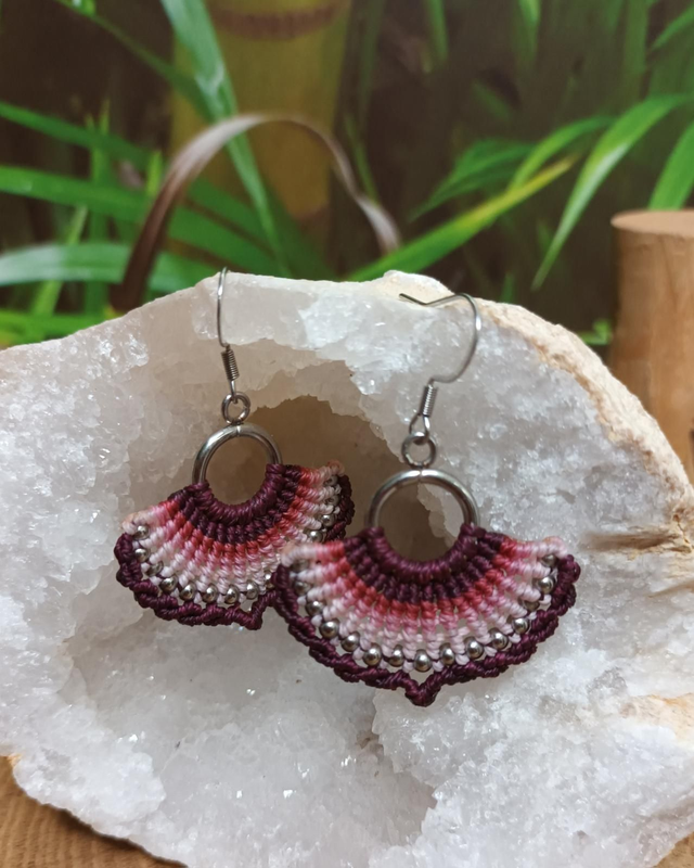 Boucles d&#039;oreilles en micro-macramé
