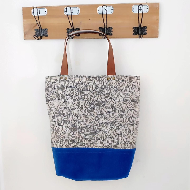 Sac cabas coloris lin , motif vague , lanière cuir 