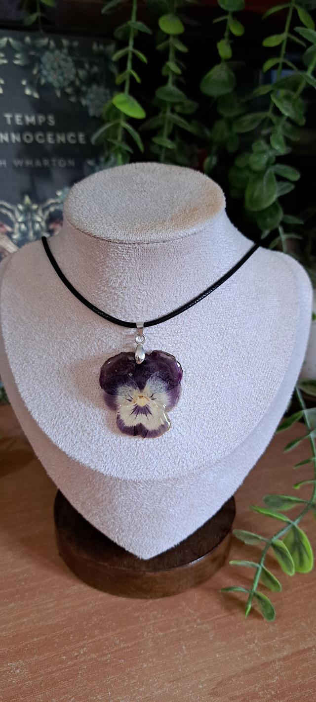Collier véritable fleurs de pensée