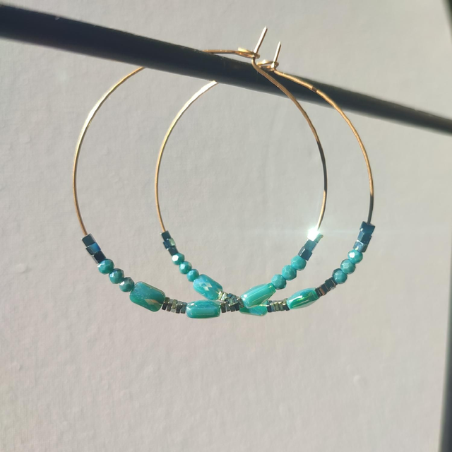 Créoles turquoise en verre et hématite ( pierres naturelles), acier inoxydable doré,pièce unique sans nickel 
