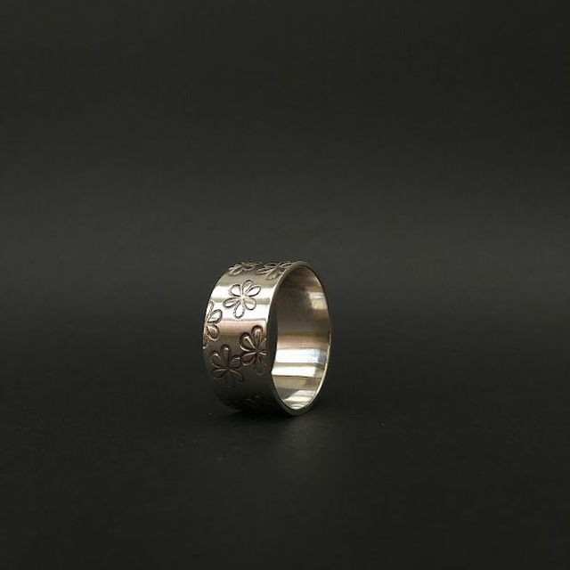 Zilveren ring met bloemen