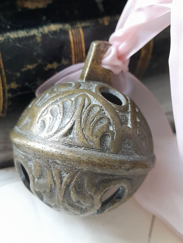 Ancien gros grelot en métal