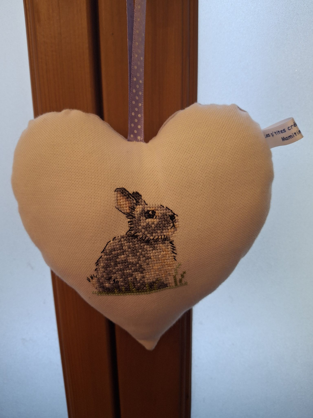 Coussin coeur brodé Lapin gris