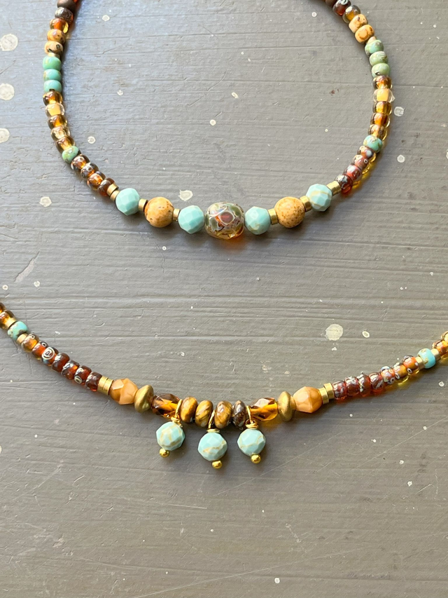 Collier de petites perles de rocailles marron et turquoise 