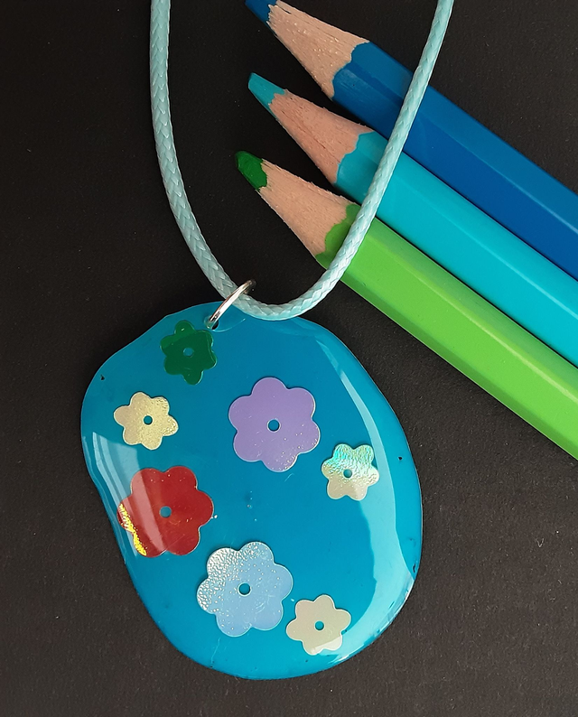 médaillon bleu turquoise et fleurs irisées