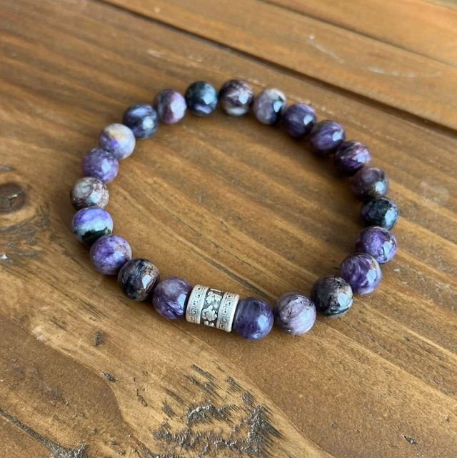 Bracelet de Charoïte et mantra tibétain en argent 