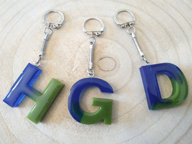 Porte-clés lettre bicolore vert-bleu