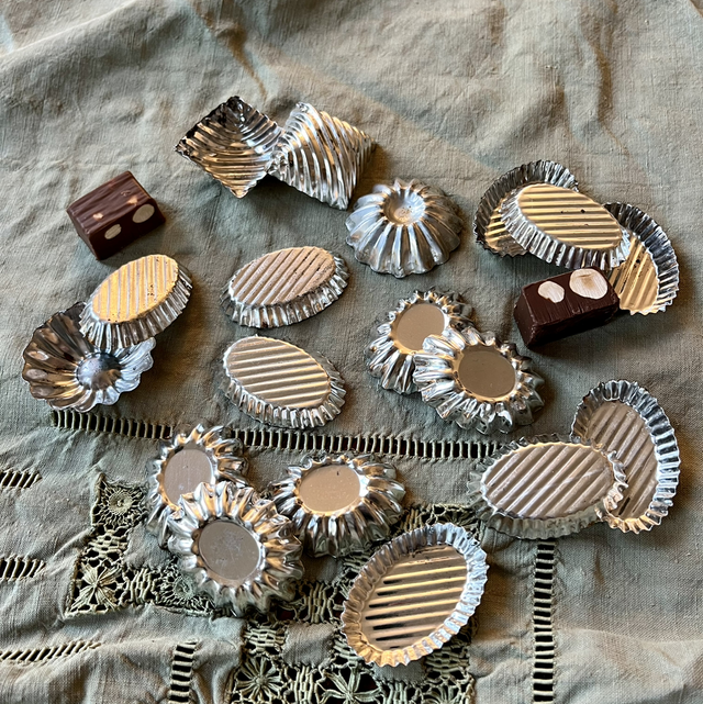 Lot de 20 moules à chocolat en fer blanc années 60