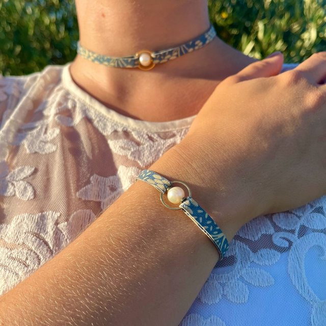 Bracelet Aura#1 - tissu bleu, perle d'eau douce, acier inox