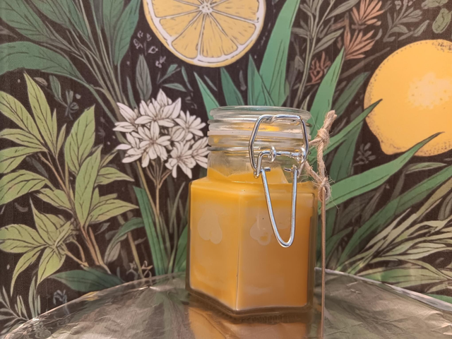 Geurkaars 'Oranje' met blend van de etherische oliën : grove den, tijm, ceder atlas, citroen, salie, kruidnagel  en citroengras