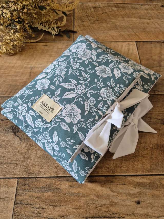 Housse de livre molletonnée fleurs blanches