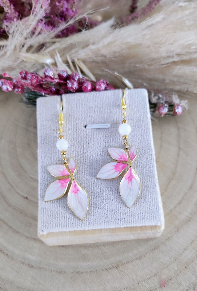 A Boucles d'oreilles "Fleur" émail et Pierre de lune