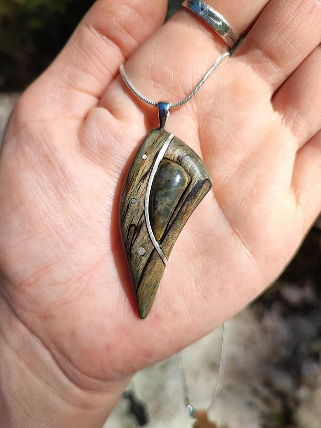 Pendentif en Bois de Hêtre Échauffé stabilisé Vert, Jadéïte Suisse et Argent