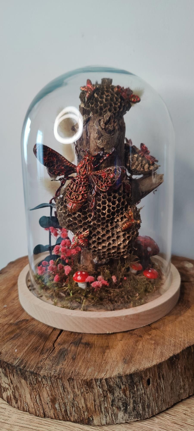 Fantasy sous cloche: les abeilles butinantes 