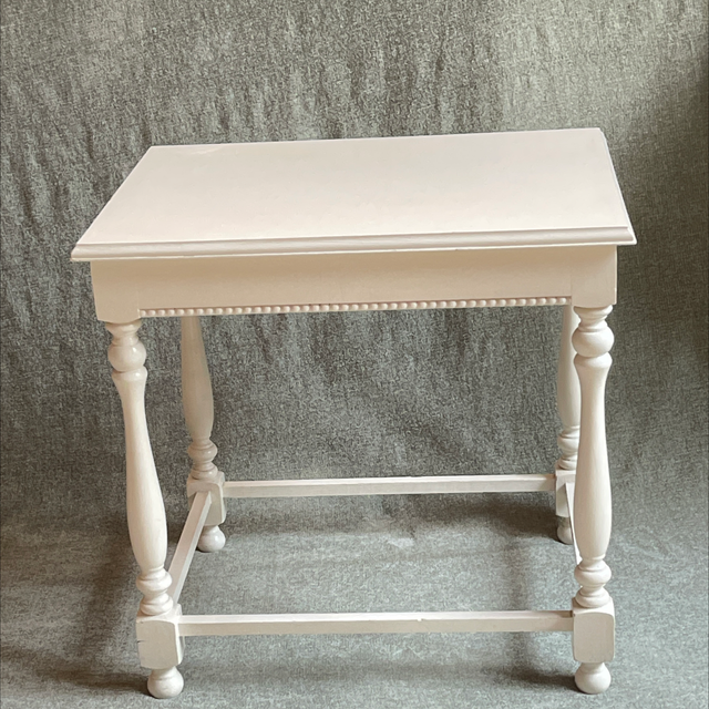  Weißer kleiner Tisch  glänzend