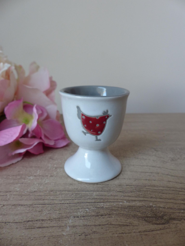 Ensemble de quatre coquetiers en céramique motif poules, cadeau petit déjeuner gourmand, décoration poules table cuisine de campagne ferme