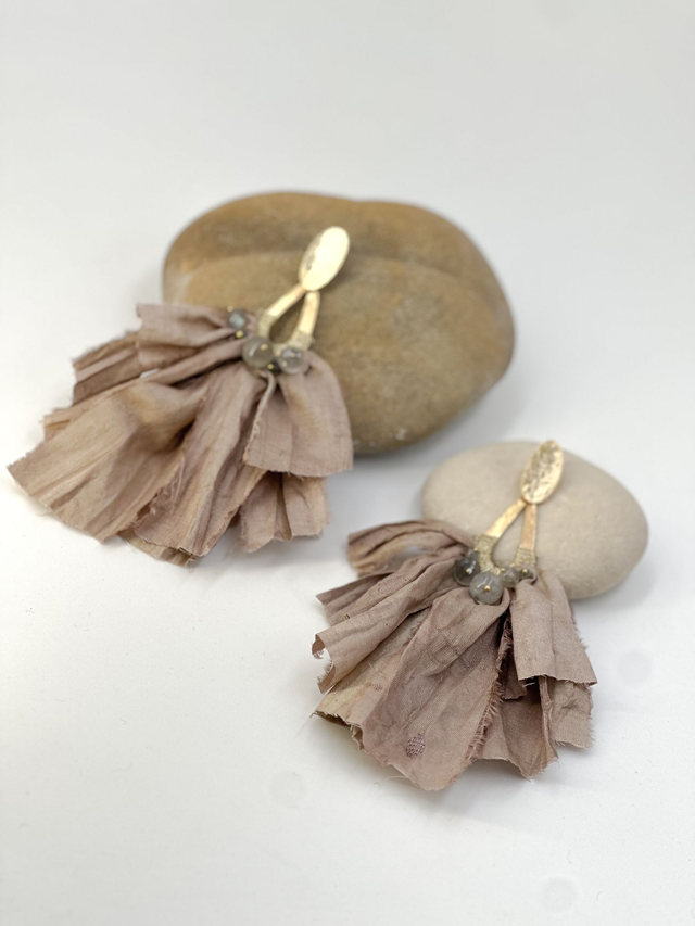 Boucles d&#039;oreilles&quot;Pivoines&quot; couleur beige 