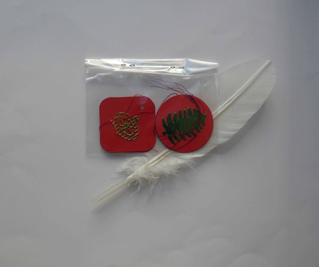 étiquettes cadeaux carrées et rondes avec boules et sapins