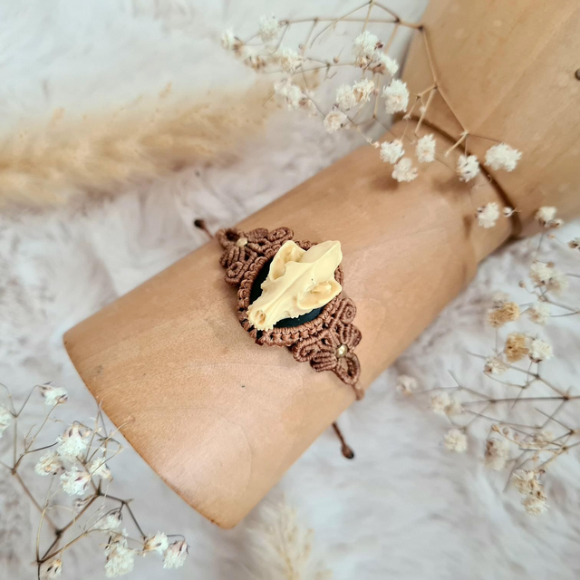 Bracelet en micro macramé avec crâne en résine