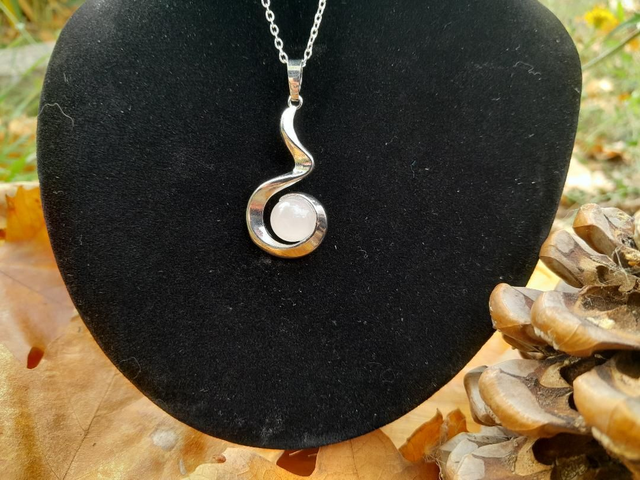 Pendentif Hindou en Quartz rose avec une chaine