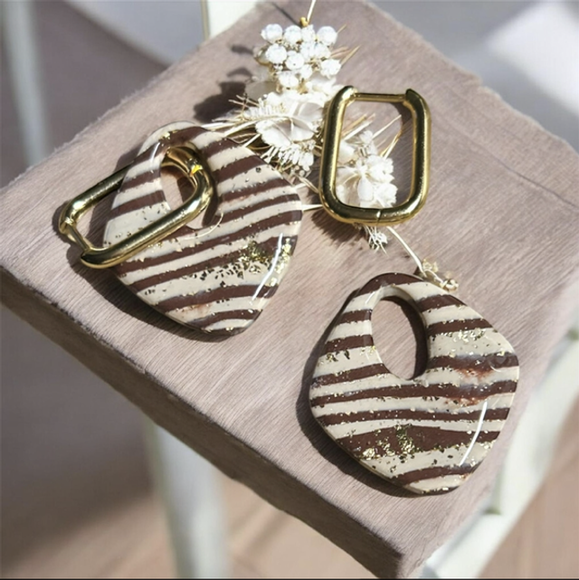 Boucles d’oreilles léopard en résine beige avec anneau doré. Bijou bohème chic, léger et tendance pour sublimer toutes vos tenues.