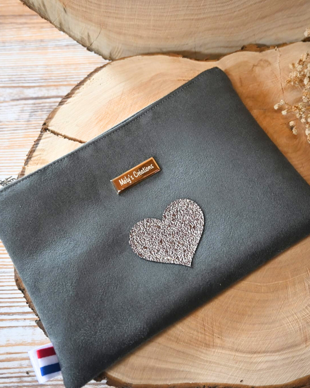 🖤 Trousse plate “Made with Love” – Chic, douce &amp; symbolique 🖤
