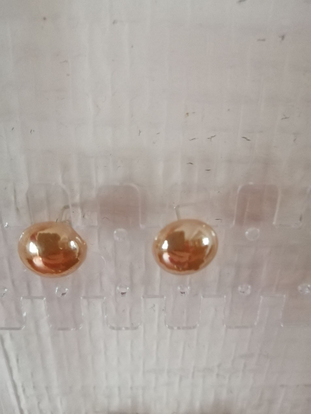 Puces d'oreilles 1 cm en céramique beige nacrée et métal argenté - Fait main