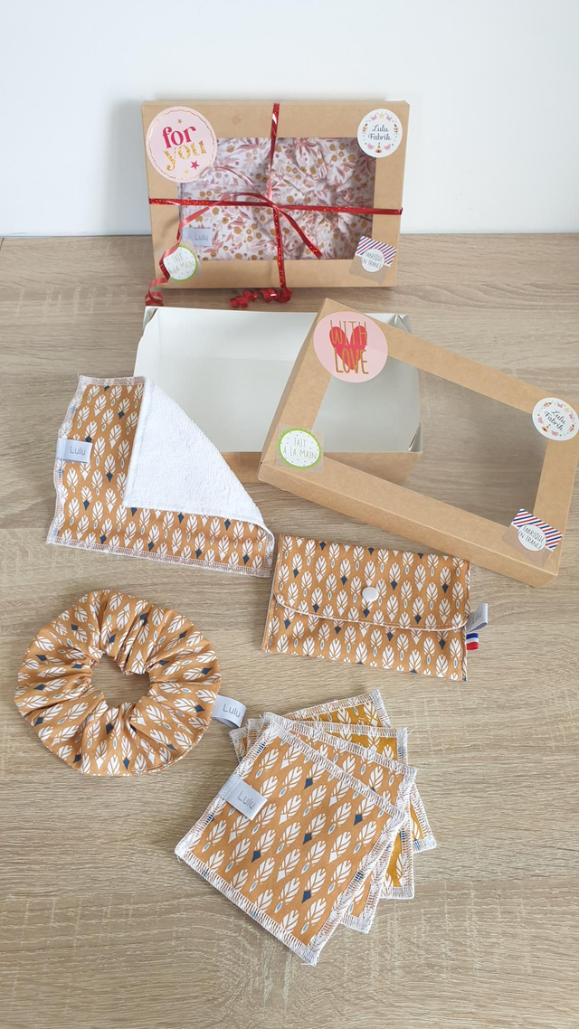 Coffret boîte rectangle 4 cotons + 1 serviette visage + 1 chouchou + 1 pochette imperméable jaune