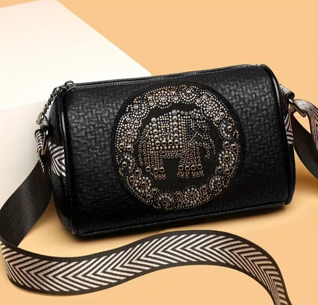 Wielostronna torebka cylindryczna z szerokim paskiem