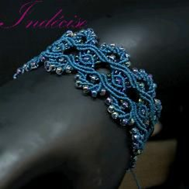 Bracelet ajustable macramé bleu canard et perles