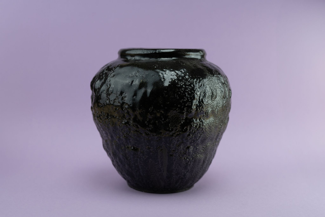Schwarze Vase