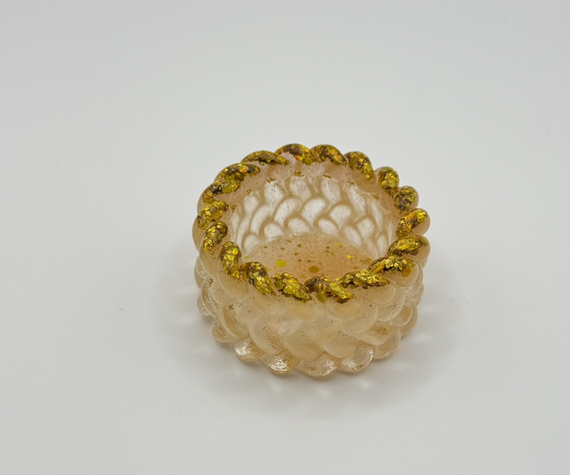 Bougeoir torsades translucide avec reflets dorés et paillettes d’or