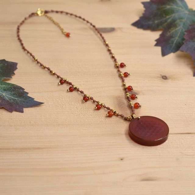 Ras du cou orient avec cabochon fleur de vie en cornaline