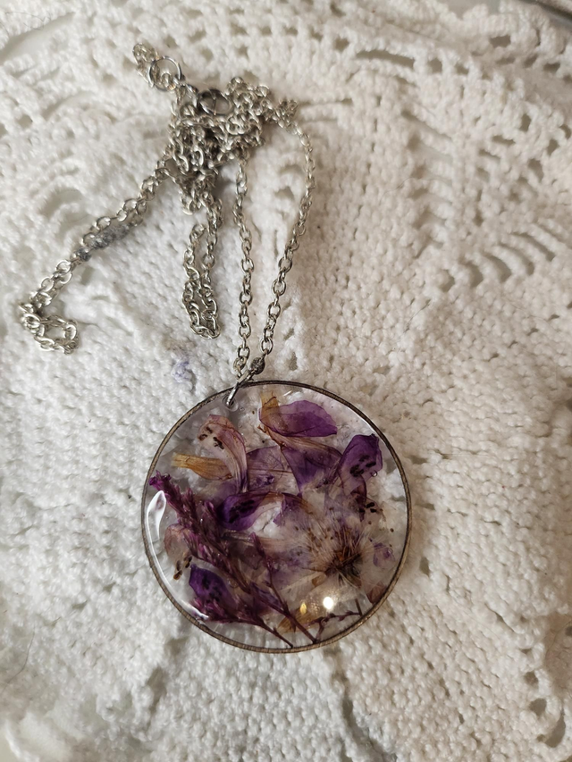 Pendentif rond fleurs séchées violettes