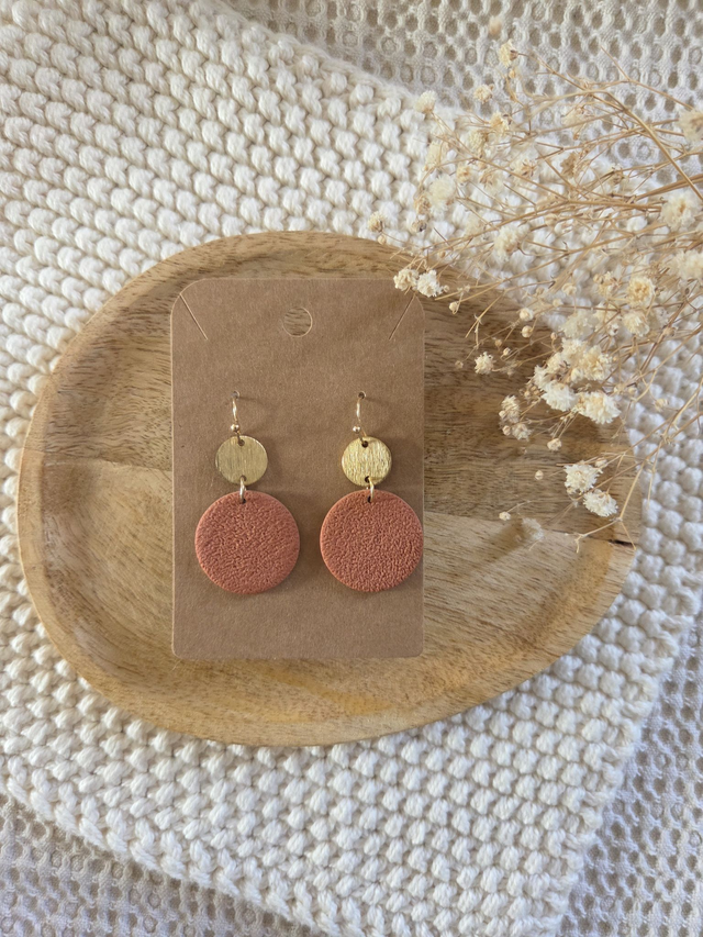 Boucles d&#039;oreilles Salomé texturées coloris terracota