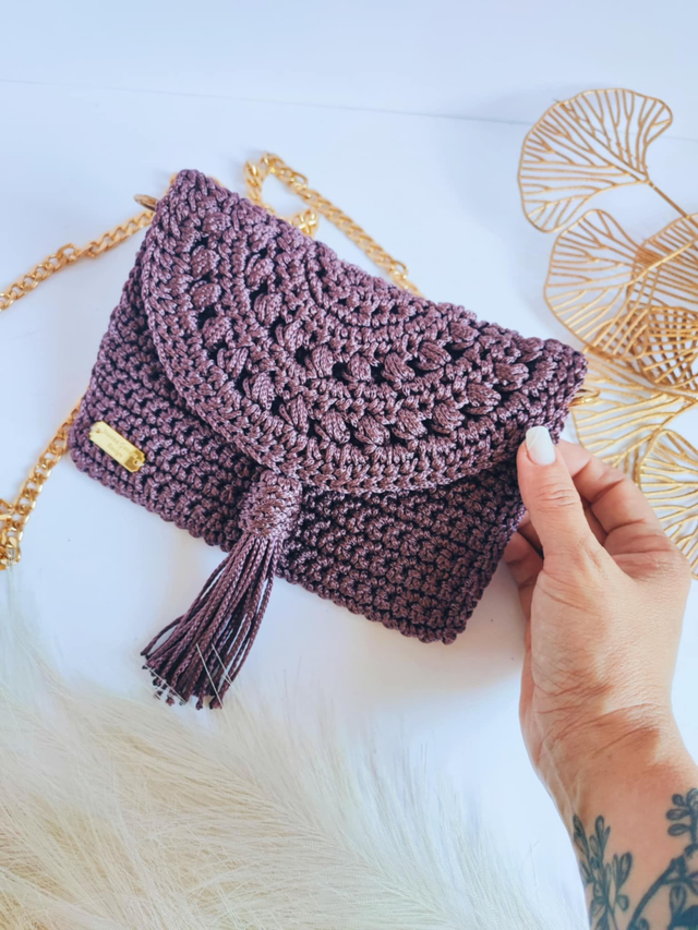 Sac Maya en crochet fait main – style bohème chic, rabat à pompon et chaîne dorée 