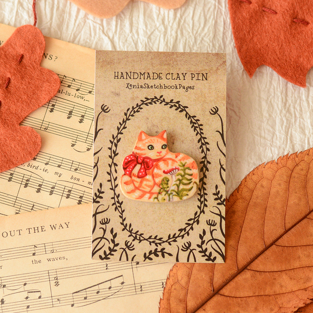 Familiar Collection &quot;A Ginger Cat with Amanita&quot; clay pin