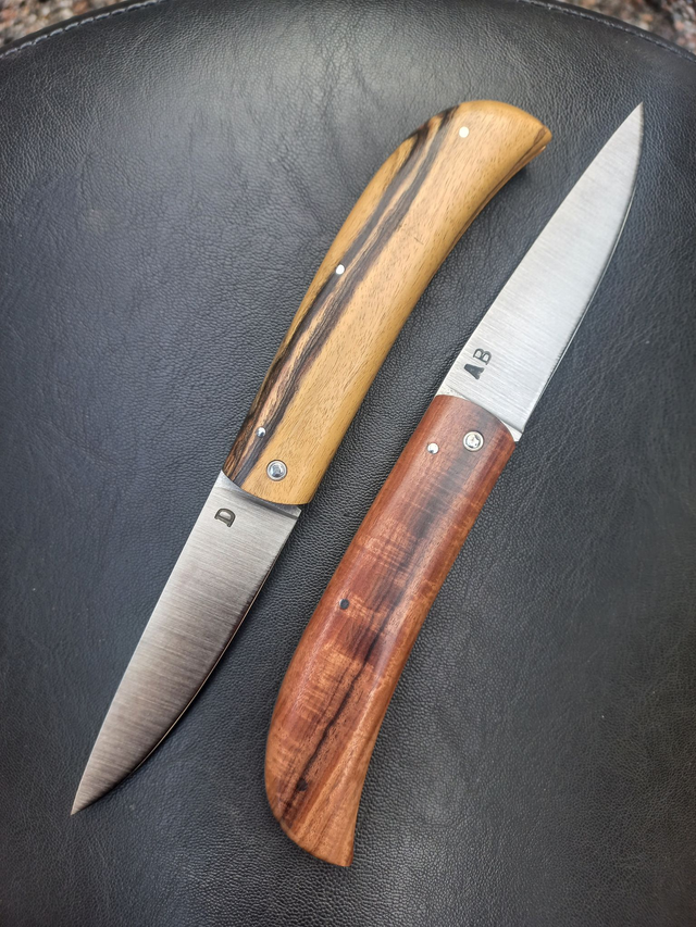 Pliant " Le Sertaine" acier carbone deux clous 