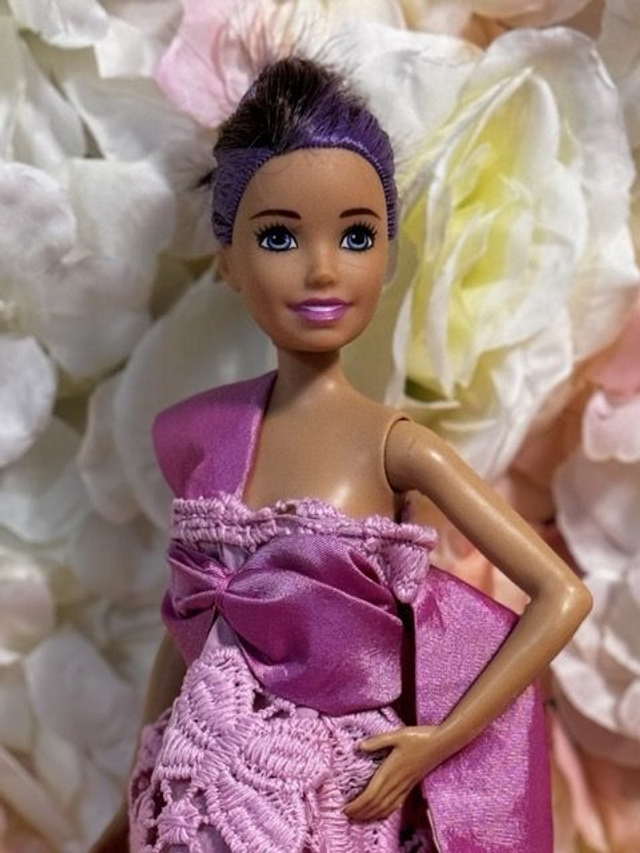 Poupée – Robe rose en dentelle papillon et fleur - Fait main