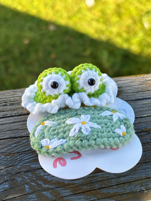 Green Frog Blosoom Crochet Hairclip