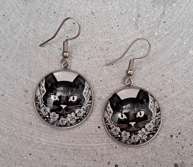 C - Musta kissa ruusuissa -korvakorut 