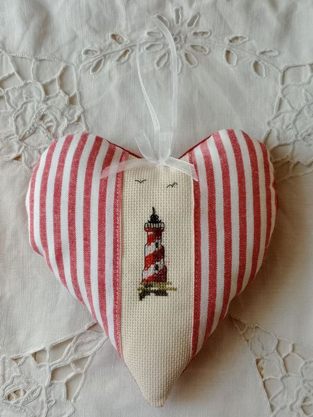 coussin de porte cœur à suspendre "le phare rouge" point de croix
